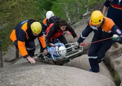 Упавшую в подвал женщину вызволяли красноярские спасатели