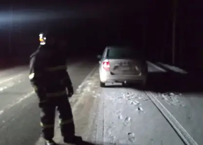 В Сухобузимском районе пожарные эвакуировали двух человек из сломавшегося на трассе автомобиля
