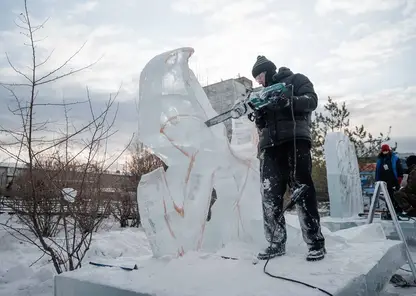 На Ярыгинской набережной Красноярска скульпторы начали создавать ледовые фигуры