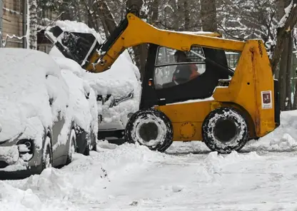 В Красноярске коммунальщики убрали от снега более 50% всех дворов