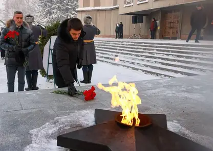 В Красноярске в честь Дня героев Отечества возложили цветы к Вечному огню