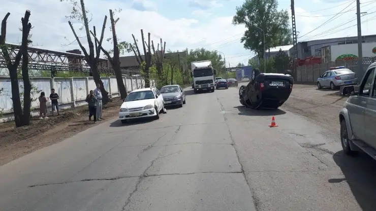 В Красноярске на Рейдовой пьяный водитель устроил ДТП и перевернулся