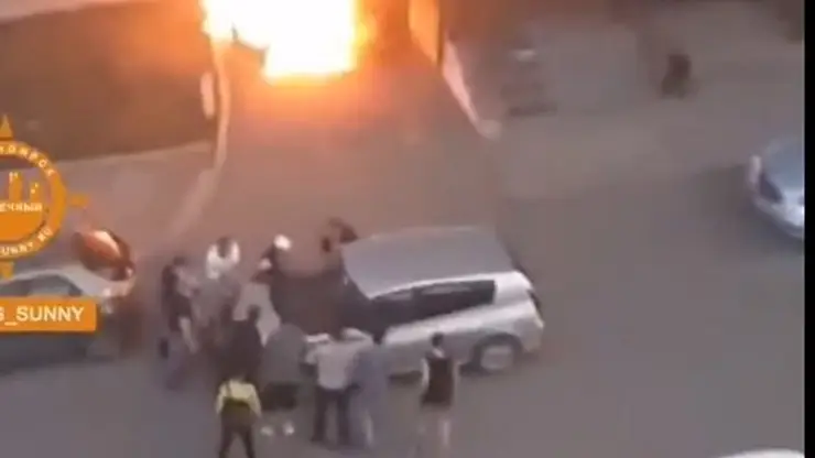 В Красноярске жители микрорайона Солнечный спасли от пожара припаркованный автомобиль