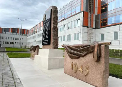 В Красноярске памятник работникам судоверфи перенесли на территорию школы №158