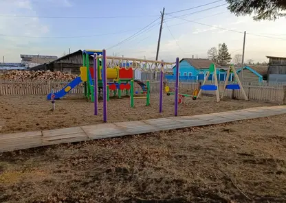 Богучанская ГЭС подарила детскую площадку деревне Сыромолотово