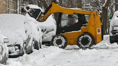 Более 2 тысяч кубометров снега вывезли с улиц Красноярска за последние четыре дня