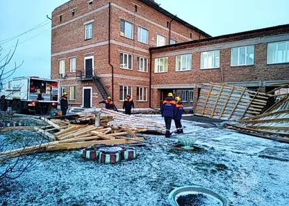 В Красноярском крае 186 специалистов МЧС продолжают устранять последствия ураганного ветра