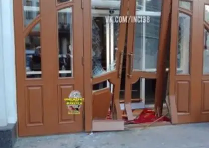 В центре Иркутска иномарка протаранила двери ювелирного магазина