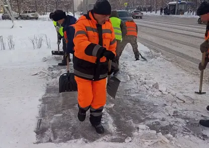 Рекордное количество работников вышли на уборку тротуаров и улиц Красноярска