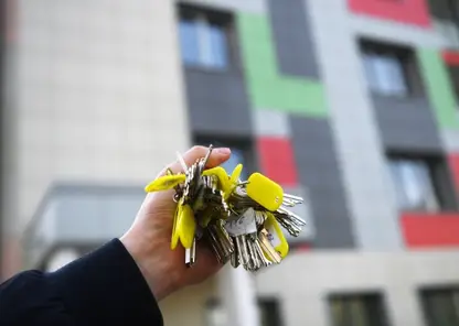 В Новоалтайске 10 сиротам вручили ключи от их новых квартир