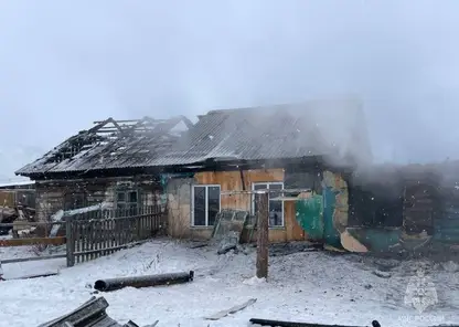 Огнеборцы из Алтайского края справились с пожаром на площади 90 квадратных метров