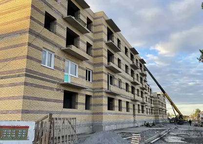 В Новобирилюссах завершается строительство 54-квартирного дома для переселенцев из аварийного жилья