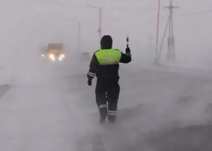 Красноярским автомобилистам напомнили о правилах безопасной езды во время сильного ветра