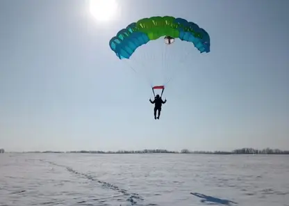 Молодые красноярские парашютисты-пожарные впервые прыгнули с самолета Ан-2