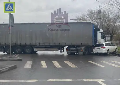 В Красноярске небольшая авария на ул. Пограничников полностью перекрыла движение