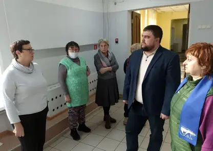 Активисты партии «Единая Россия» провели партийный десант в лицее №2 Красноярска, где планируется капитальный ремонт