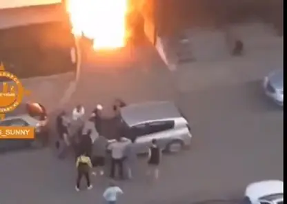 В Красноярске жители микрорайона Солнечный спасли от пожара припаркованный автомобиль