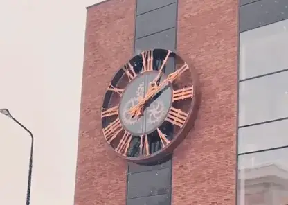 На фасад многоуровневой парковки в Красноярске вернули часы