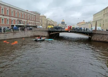 Пассажирский автобус упал с моста в реку Мойку в центре Петербурга