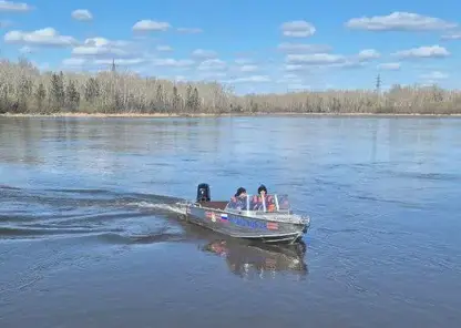 Лодку с двумя мужчинами унесло течением на Красноярском водохранилище