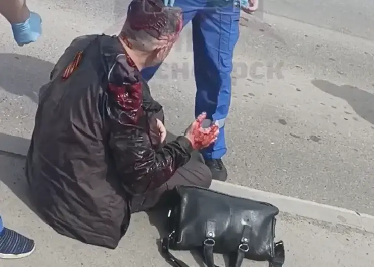 Мужчину вытолкнули из автобуса в Красноярске, и он разбил голову