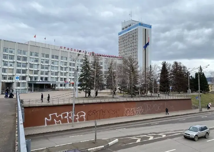 Коммунальщики закрасили вандальные граффити возле здания мэрии Красноярска