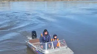 Спасатели продолжают поиски мужчины, который пропал после столкновения лодки с баржей на Енисее в Красноярске