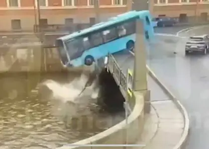 Компания, которой принадлежал упавший в реку автобус в Санкт-Петербурге, нарушала условия лицензии и не платила штрафы