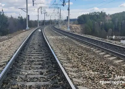 Грузовой поезд сбил двух человек недалеко от станции Минино в Емельяновском районе