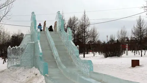 В Центральном районе Красноярска проверили ледовые скульптуры и горки