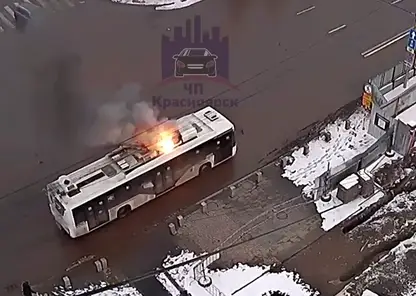 В центре Красноярска прямо на ходу загорелся троллейбус с пассажирами