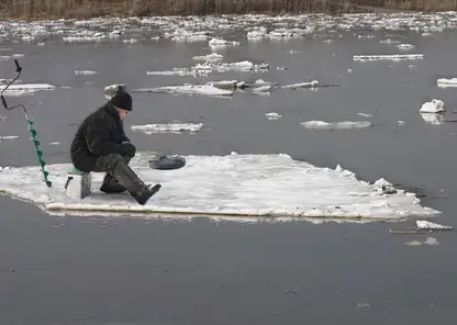 Хакасского рыбака сняли с отколовшейся льдины на Красноярском водохранилище
