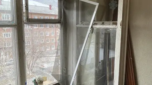 Комнату с выбитым окном и сгнившим туалетом выделили беженке из Мариуполя в Канске