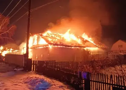 В Алтайском крае пожарные боролись с пожаром в жилом доме на площади 200 квадратных метров