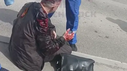 Мужчину вытолкнули из автобуса в Красноярске, и он разбил голову